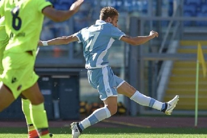 Striker Lazio, Ciro Immobile, melepaskan tendangan pada pertandingan kontra Bologna di Stadion Olimpico, Minggu (16/01/2016). 