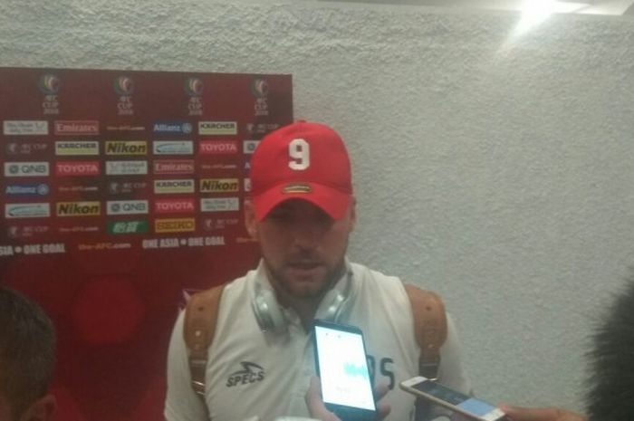 Striker Persija Jakarta, Marko Simic, berbicara kepada wartawan di mixed zone Stadion Utama GBK pada Rabu (28/2/2018).