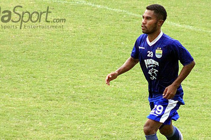  Ardi Idrus ketika berlatih di Persib Bandung, Stadion Arcamanik, Senin (19/3/2018).  