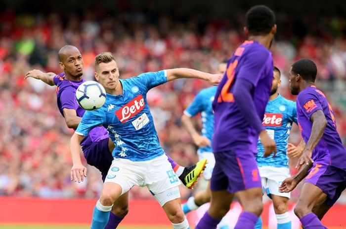 Gelandang Liverpool FC, Fabinho (kiri), berduel dengan penyerang Napoli, Arkadiusz Milik, dalam laga persahabatan di Stadion Aviva, Dublin, Republik Irlandia pada 4 Agustus 2018.