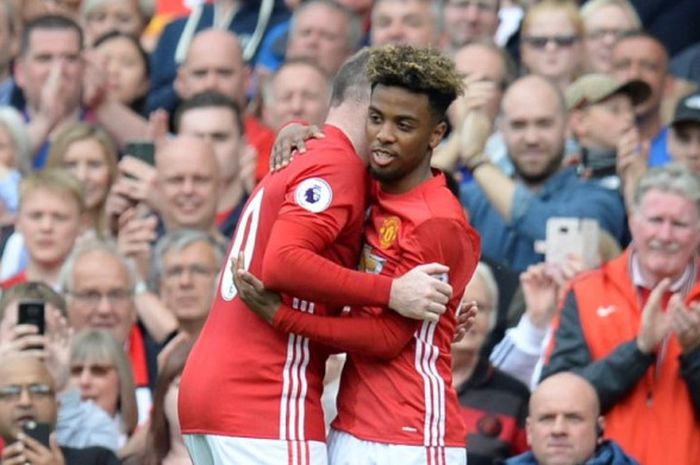 Angel Gomes (kanan) berpelukan dengan Wayne Rooney dalam partai Liga Inggris antara Manchester United dan Crystal Palace di Old Trafford, Manchester, 21 Mei 2017.