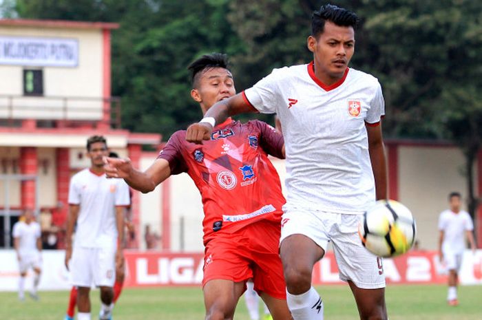 Pemain PS Mojokerto Putra (PSMP), Krisna Adi Darma (kanan), dihukum larangan tampil seumur hidup oleh Komdis PSSI.