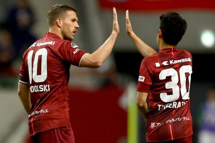 Duo pemain impor Vissel Kobe, Lukas Podolski dan Theeraton Bunmathan (kanan) pada laga kontra V-Varen Nagasaki pada laga fase Grup D J.League Cup 2018 di Stadion Noevir, Rabu (7/3/2018) malam.