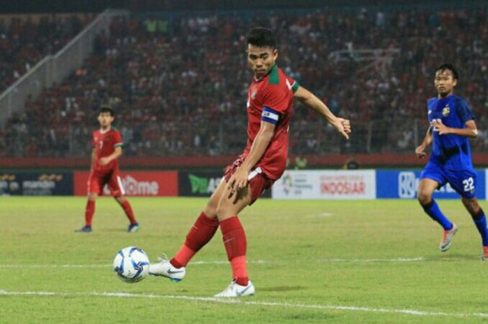 Kapten timnas U-19 Indonesia, Nurhidayat Haji Haris, saat berlaga melawan Thailand di Stadion Gelora Delta Sidoarjo, Senin (9/7/2018).