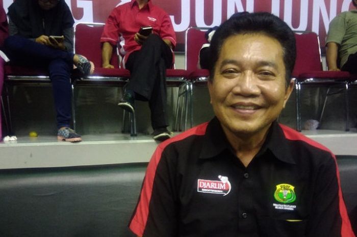 Sekjen PP PBSI Achmad Budiharto berpose di sela penyelenggaraan final Djarum Sirnas Li Ning Riau Open 2018 di Gelanggang Remaja Pekanbaru, Riau, Sabtu (28/4/2018).