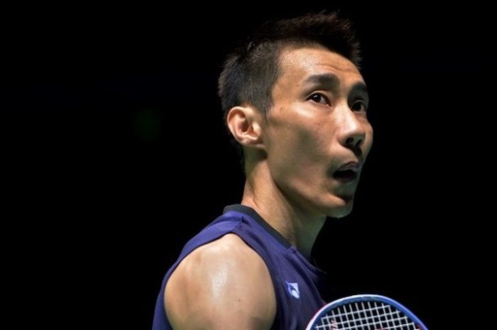 Pebulu tangkis tunggal putra Malaysia, Lee Chong Wei, bereaksi setelah dikalahkan Lin Dan (China) pada semifinal Kejuaraan Asia di Wuhan Sports Center Gymnasium, Sabtu (29/4/2017).