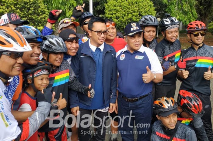 Menteri Pemuda dan Olahraga RI Imam Nahrawi berfoto dengan para peserta Sepeda Nusantara 2018 di Alun-alun Kebumen, Jawa Tengah, Minggu (11/11/2018).