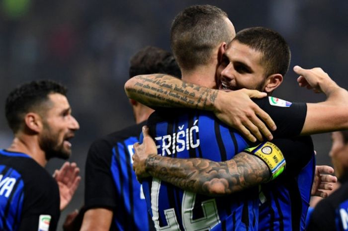 Kapten Inter Milan, Mauro Icardi (kanan), memeluk Ivan Perisic selepas menjebol gawang AC Milan dalam partai Liga Italia di Giuseppe Meazza, 15 Oktober 2017.