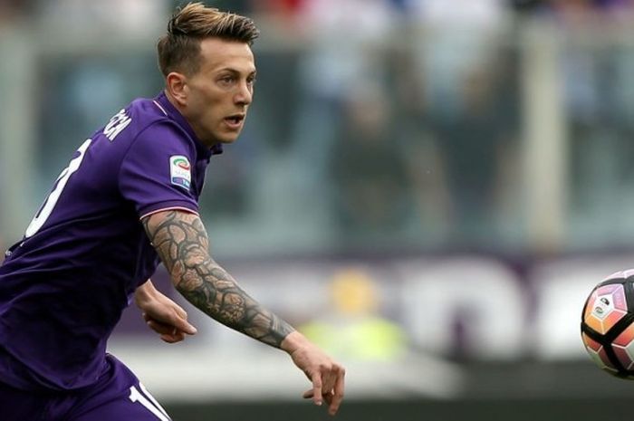 Aksi pemain sayap Fiorentina, Federico Bernardeschi, dalam laga Serie A lawan Empoli di Stadion Artemio Franchi, Firenze, 15 April 2017.