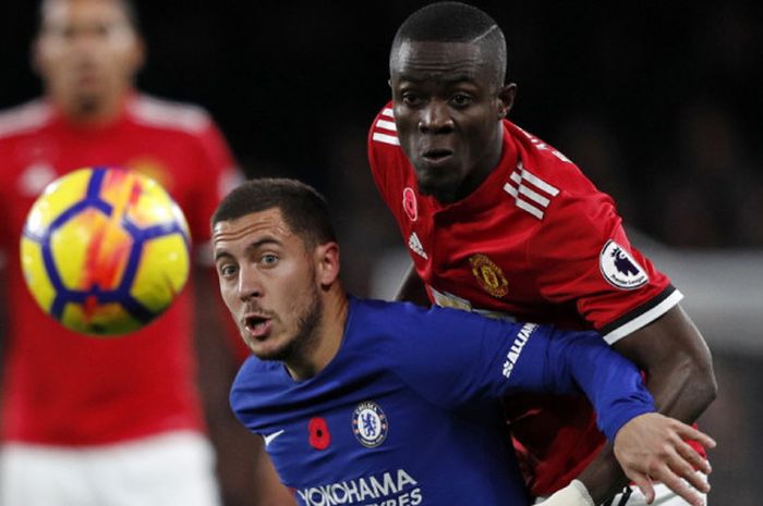 Bek Manchester United, Eric Bailly (kanan), berduel dengan pemain Chelsea, Eden Hazard, dalam pertandingan Liga Inggris 2017-2018 di Stadion Stamford Bridge, London, Inggris, pada 5 November 2017.