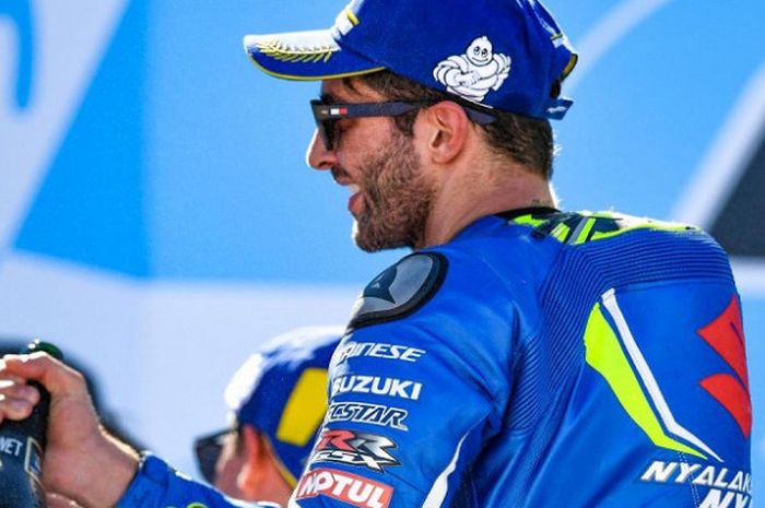 Pebalap Suzuki, Andrea Iannone, saat merayakan keberhasilannya finis di posisi podium dalam MotoGP Aragon 2018 yang digelar Minggu (23/9/2018).