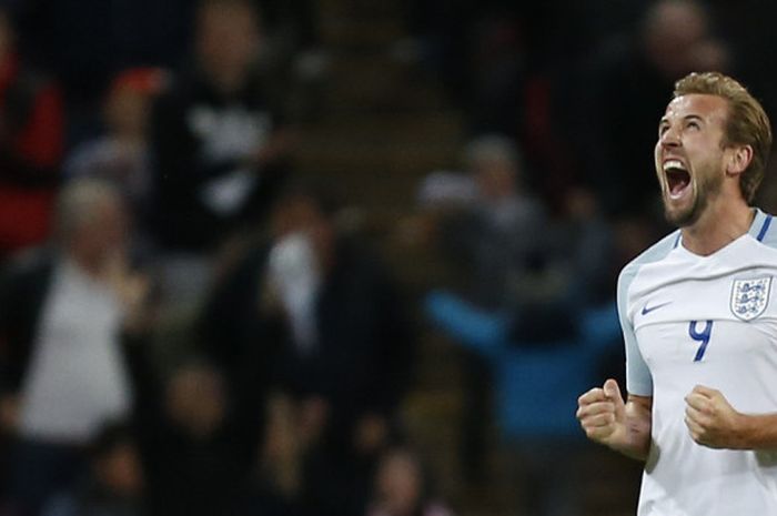 Striker Inggris, Harry Kane (kiri), merayakan kemenangan atas Slovenia dalam laga Kualifikasi Piala Dunia 2018 Zona Eropa di Stadion Wembley, London, Inggris, pada 5 Oktober 2017.