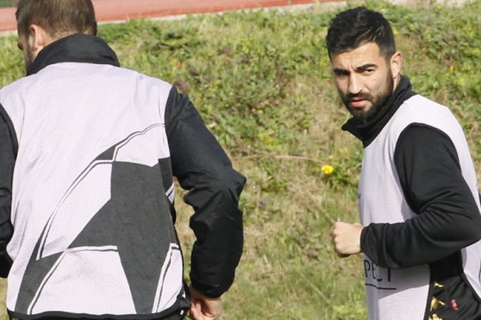 Ekspresi bek Napoli, Raul Albiol (kanan), saat menjalani sesi latihan jelang laga Liga Champions 2016-2017 menghadapi Real Madrid pada 6 Maret 2017 di pusat latihan Napoli, Naples, Italia.