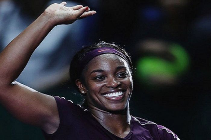 Petenis Amerika Serikat, Sloane Stephens, saat tampil pada laga penyisihan Grup Merah WTA Finals 2018 yang berlangsung di Singapore Indoor Stadium, Jumat (26/10/2018).