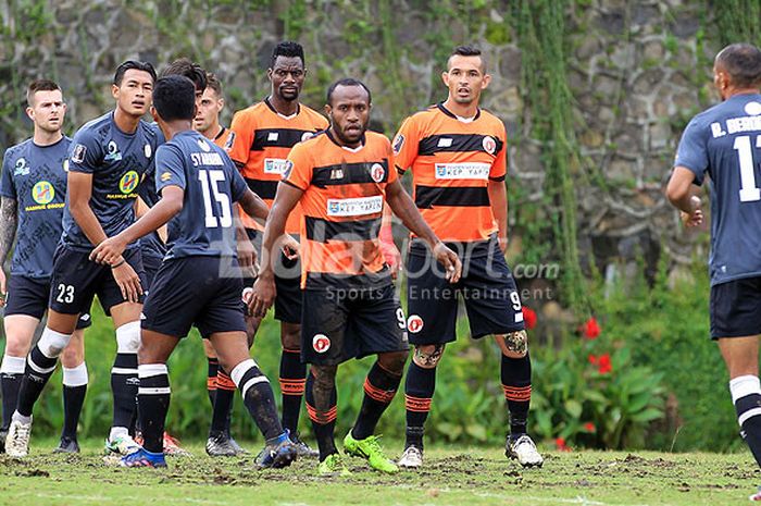 Pemain Perseru Serui (kostum oranye-hitam) saat melawan Barito Putera dalam laga uji coba di Lapangan Agrokusuma Batu, Jawa Timur, Sabtu (17/02/2018) pagi.