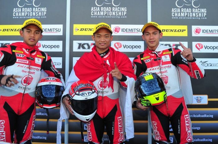 Dari kiri ke kanan pebalap Astra Honda Racing Team Indonesia, Mario Suryo Aji, Rheza Danica Ahrens, dan Awhin Sanjaya, berpose setelah pada balapan kedua ARRC di The Bend Motorsport Park, Adelaide, Australia, Minggu (22/4/2018).