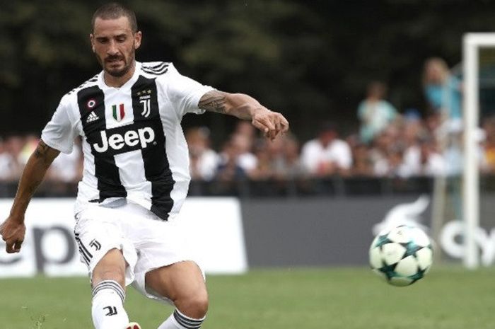 Bek Juventus, Leonardo Bonucci, menendang bola saat beraksi di laga eksibisi melawan tim muda Juventus di Villar Perosa pada Minggu (12/8/2018).