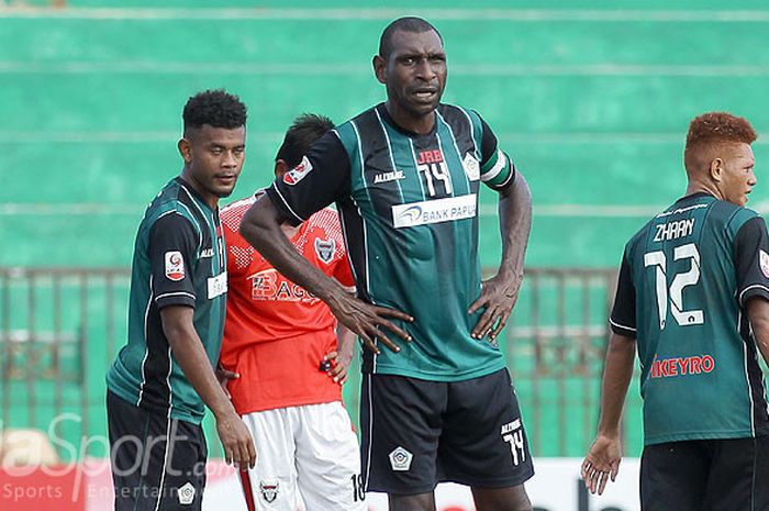 Ekspresi pemain Persiwa Wamena, Yesaya Nikanor Kamare (tengah), saat tampil melawan Madura FC dalam laga pekan ke-2 babak 16 besar Liga 2 di Stadion Ahmad Yani, Sumenep, Jawa Timur, Rabu (27/09/2017) sore.