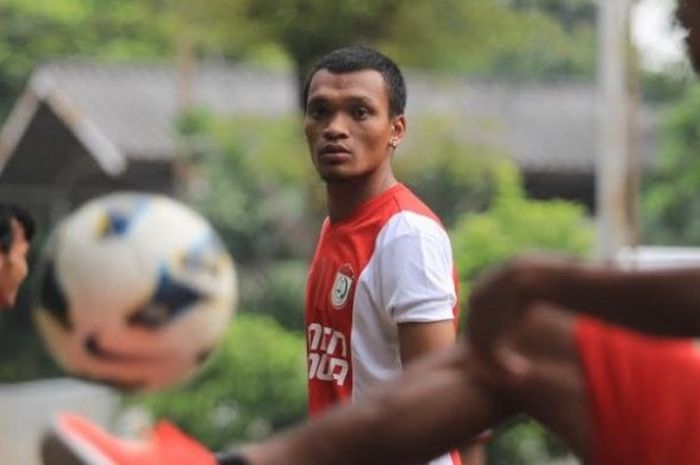 Penyerang PSM, Ferdinand Alfred Sinaga, dikenal pemain yang suka meledak-ledak di lapangan. Tetapi, Ferdinand kini 'adem' di bawah Luciano Leandro.