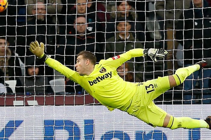 Aksi kiper West Ham United, Adrian, saat melakukan penyelamatan dalam laga lanjutan Liga Inggris 2017-2018 melawan Newcastle United di Stadion The London, London, pada 23 Desember 2017.