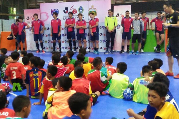 Suasana coaching clinic yang digelar klub Liga Jepang, FC Tokyo, di Lapangan Futsal Cilandak, Jakarta Selatan,Kamis (25/1/2018)