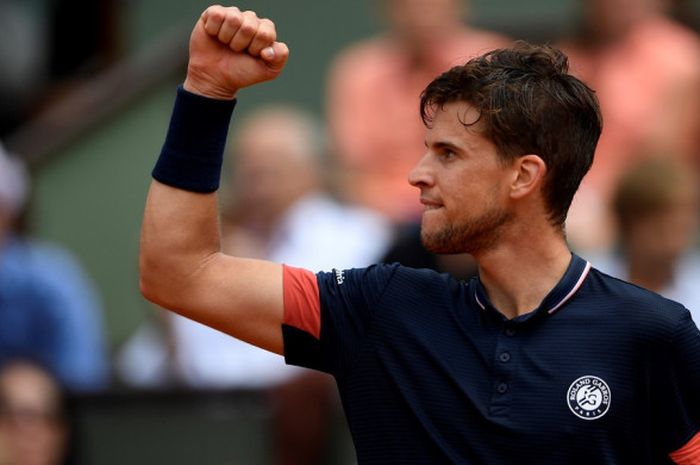 Petenis tunggal putra Austria, Dominic Thiem, melakukan selebrasi setelah memenangi poin atas sang lawan, Marco Cecchinato (Italia), pada laga semifinal turnamen Roland Garros 2018 di lapangan Philippe-Chatrier, Paris, Prancis, Jumat (8/6/2018).