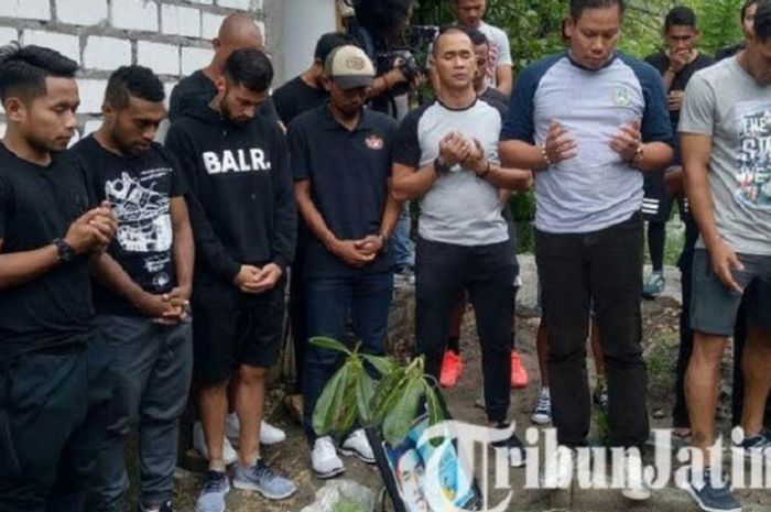 Saat tiba di makam, seluruh pemain timnas ada, Andik Firmansyah, Andritany, Boas Solosa, Irfan Bachdim, Rizqi Pora dan lainnya khusu' memanjatkan doa di pusaran makam Huda, Rabu (15/11/2017) .