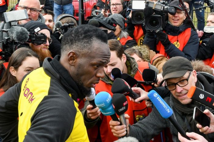 Legenda sprinter, Usain Bolt, berbicara kepada para jurnalis seusai menjalani sesi latihan bersama Borussia Dortmund di Dortmund, Jerman, pada 23 Maret 2018.