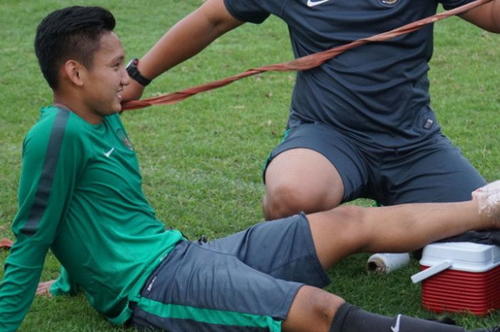 Pemain Timnas Indonesia U-19 Syahrian Abimanyu saat mendapatkan perawatan oleh tim medis, Rabu (9/8/2017)