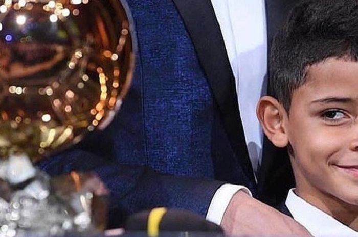 Cristiano Ronaldo Junior memandang Ballon d'Or