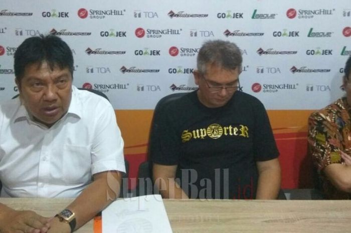 Direktur Utama Persija Jakarta, Gede Widiade (kiri), Ketum The Jakmania, Tauhid Indrasjarief (tengah), dan Ketua Panpel Persija, Arief Perdana Kusuma, dalam konferensi pers soal pemindahan venue laga Persija Vs Persib, di Kantor Persija, Senin (30/10/2017).