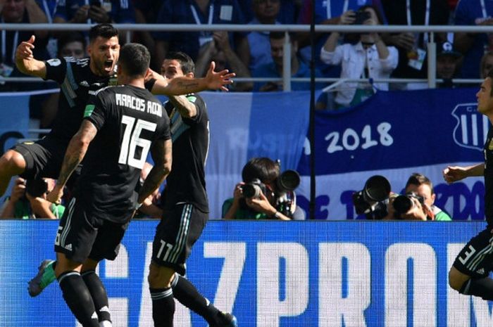 Striker Argentina, Sergio Aguero (kiri), merayakan gol yang dicetak ke gawang Islandia dalam laga Grup D Piala Dunia 2018 di Spartak Stadium, Moskow, Rusia pada 16 Juni 2018.