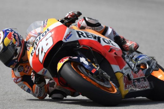 Pebalap tim Repsol Honda, Dani Pedrosa, saat beraksi pada tes pramusim hari ketiga di Sirkuit Sepang, Malaysia, Selasa (30/1/2018).