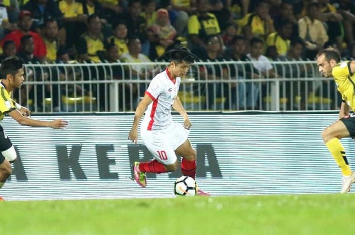 Penyerang Sabah FA, Maxius Musa (tengah) di antara dua pemain Perak FA pada semifinal pertama Piala Malaysia 2018 di Stadion Perak, 7 Oktober 2018. 