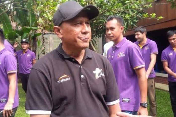 Pelatih Rahmad Darmawan yang sedang mendampingi T-Team menggelar persiapan pra-musim di Tangjungsari, Sumedang, Selasa (6/12///2016) siang.