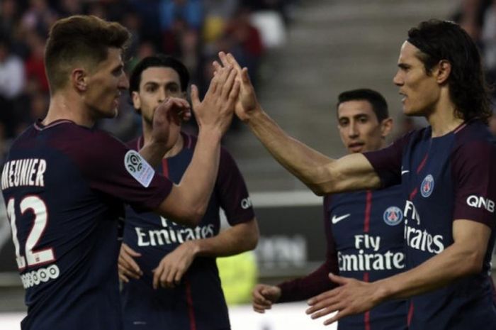 Striker Paris Saint-Germain, Edinson Cavani (kanan), merayakan gol bersama rekannya saat menghadapi Amiens SC dalam laga Liga Prancis di Stadion Licorne, Amiens, 4 Mei 2018.