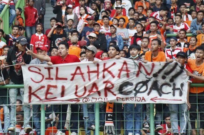   Suporter Persija Jakarta membentangkan spanduk yang menyuarakan agar pelatih Stefano Cugurra Teco mundur, saat melawan Mitra Kukar pada partai lanjutan Liga 1 di Stadion Patriot, Minggu (14/5/2017.  