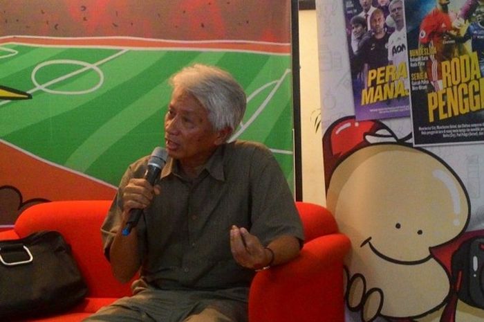  Pelatih Indonesia Pada SEA Games 1991, Manila, Danurwindo, saat hadir sebagai pembicara di Forum Diskusi BOLA dengan tema  