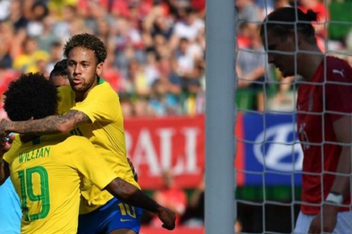 Penyerang Brasil, Neymar, merayakan gol yang dicetak ke gawang Austria dalam laga persahabatan di Stadion Ernst Happel, Wien, Austria pada 10 Juni 2018.