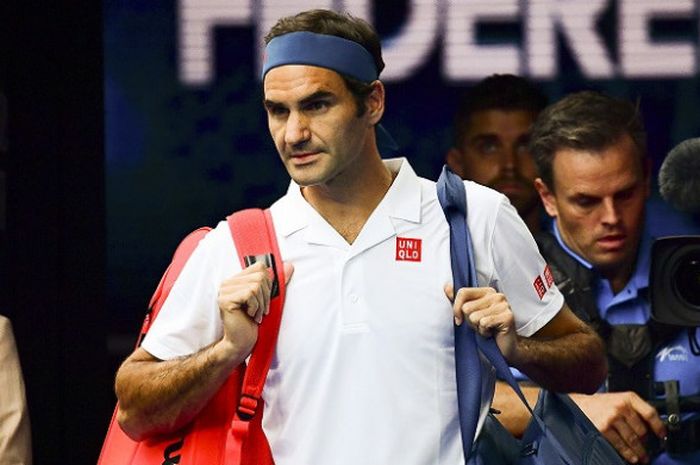 Petenis putra Swiss, Roger Federer, bersiap menjalani babak ketiga Australian Open 2019 di Rod Laver Arena, Melbourne Park, Jumat (18/1/2019).