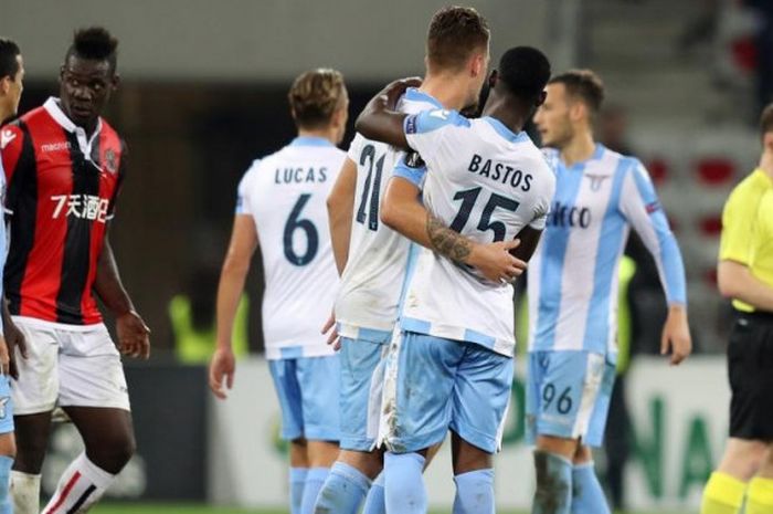 Reaksi striker OGC Nice, Mario Balotelli (kedua dari kiri), di tengah perayaan kemenangan Lazio dalam partai Liga Europa di Allianz Riviera, Nice, 19 Oktober 2017.