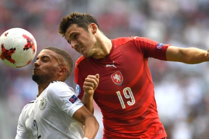 Bek timnas Jerman, Jeremy Toljan (kiri), berduel dengan bek Republik Ceska, Milan Havel, pada laga Euro U-21 antara Jerman dan Rep Ceska di Tychy, Polanda, 18 Juni 2017.