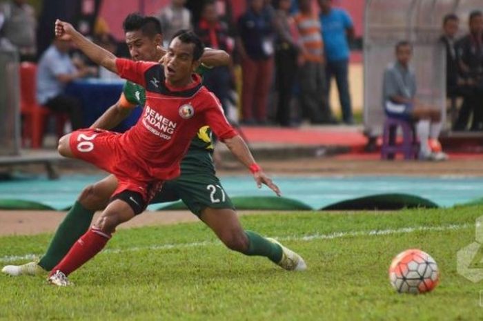 Winger Semen Padang, Rico Simanjuntak (depan) ditempel ketat bek sekaligus kapten BSU, Indra Kahfi di Stadion H Agus Salim, Padang, (12/8/2016) sore. 