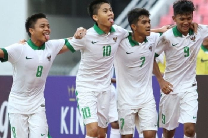 Tiga pemain Timnas U-16 Indonesia bernomor berurutan selebrasi kemenangan 3-0 atas Laos dalam Kualifikasi Piala Asia U-16 2018 di Stadion Rajamangala, Bangkok, Thailand, Jumat (22/9/2017) sore WIB.