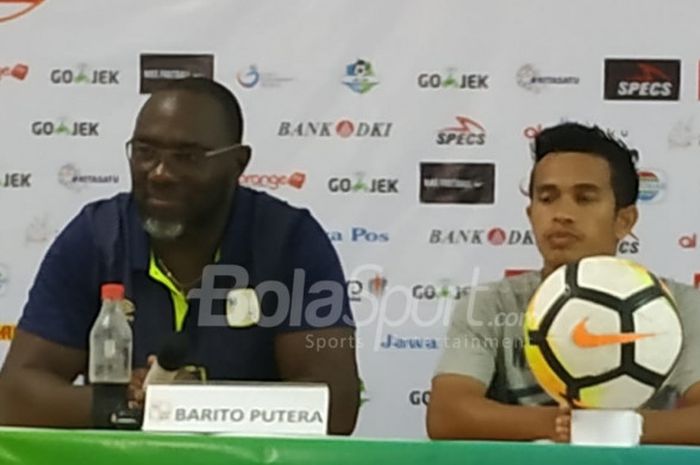 Pelatih dan pemain Barito Putera, Jacksen F Tiago serta Nazarul Fahmi, memberikan keterangan pers pasca kekalahan dari Persija Jakarta, di Stadion Patriot Chandrabhaga, Bekasi, Selasa (30/10/2018).