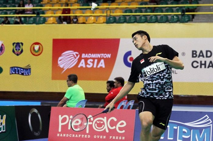 Pebulu tangkis tunggal putra Indonesia, Jonatan Christie, bereaksi saat menghadapi Kenta Nishimoto di partai pertama melawan Jepang pada perempat final Kejuaraan Beregu Asia 2018. Jonatan menang dengan skor 21-11, 20-22, 21-13, di Stadium Sultan Abdul Halim, Alor Setar, Kedah, Malaysia, Jumat (9/2/2018).