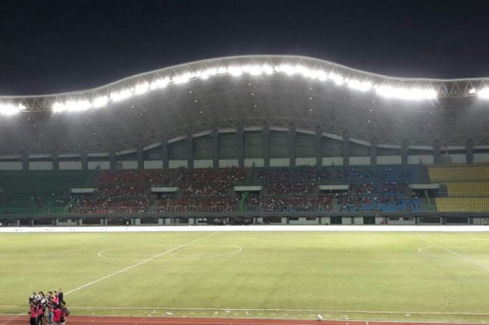 Suasana Stadion Patriot, Bekasi, saat menggelar laga persahabatan antara Indonesia Vs Guyana, Sabtu (25/11/2017).