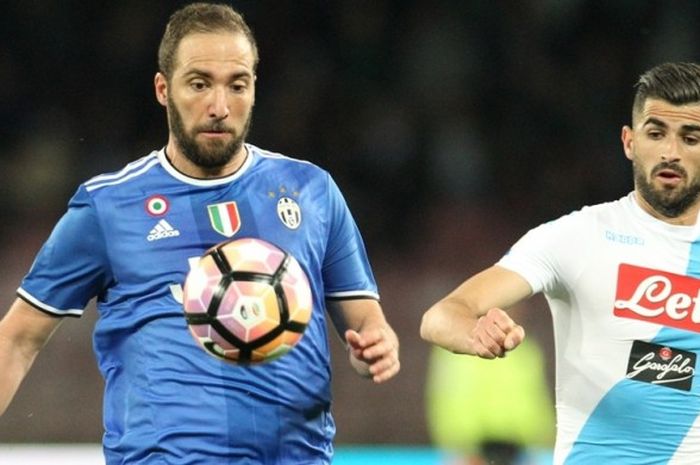 Striker Juventus, Gonzalo Higuain (kiri), berebut bola dengan pemain bertahan Napoli, Elseid Hysaj, di partai lanjutan Liga Italia, Minggu (2/4/2017) waktu setempa