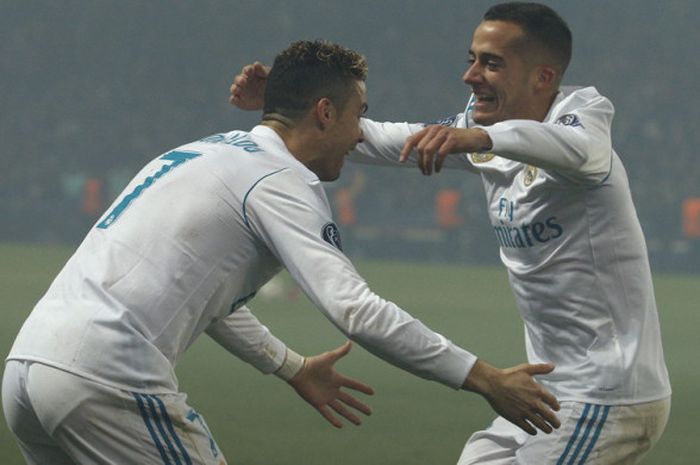 Penyerang Real Madrid, Cristiano Ronaldo (kiri), merayakan gol bersama Lucas Vazquez seusai berhasil membobol gawang Paris Saint-Germain (PSG) dalam laga leg 2 babak 16 besar Liga Champions di Stadion Parc des Princes, Paris, Prancis, pada Selasa (6/3/2018).