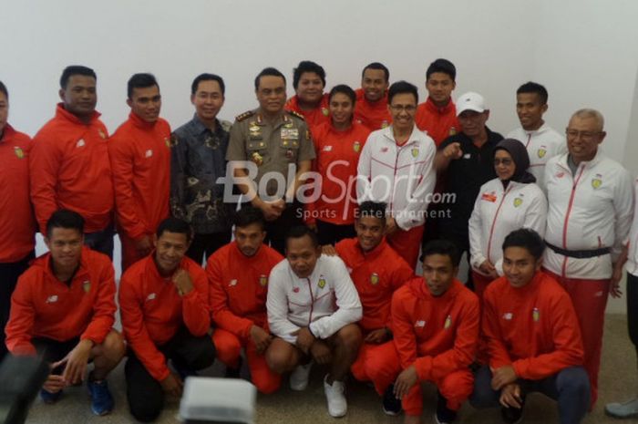 Pelari 100 meter gawang putri nasional, Emilia Nova (kanan), berpose seusai menjalani sesi latihan di Stadion Madya, Jakarta, Rabu (28/3/2018).